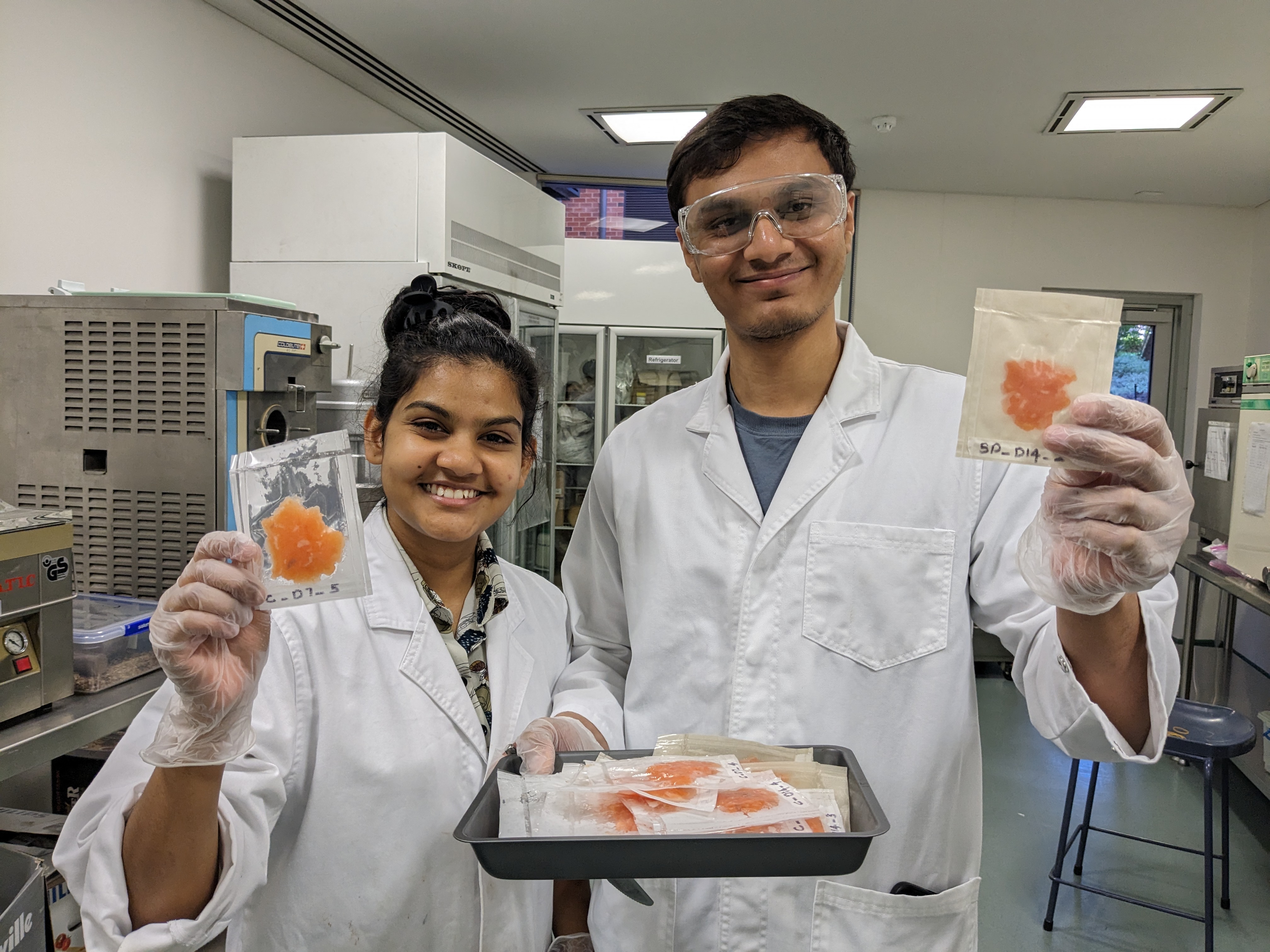 Smit Shahu (R) and Tharukshi Hansika (L), holding a product using abalone shell, a byproduct to partially replace plastic in conventional packaging.