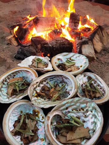 Photo of scorched scallop, pickled bull kelp and warrigal greens