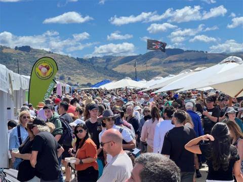 apollo-bay-photo2.jpg Photo of 5000+ people attending the festival.